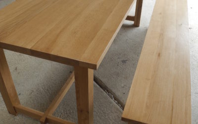 Un table de salle à manger et son banc