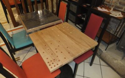 Une table pour le restaurant le Que’m Platz