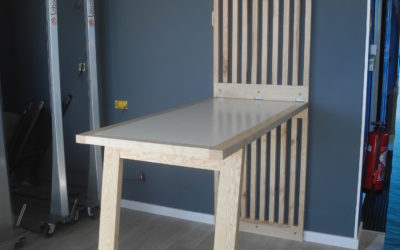 Une table basculante en frêne