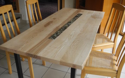 La table aux petits galets