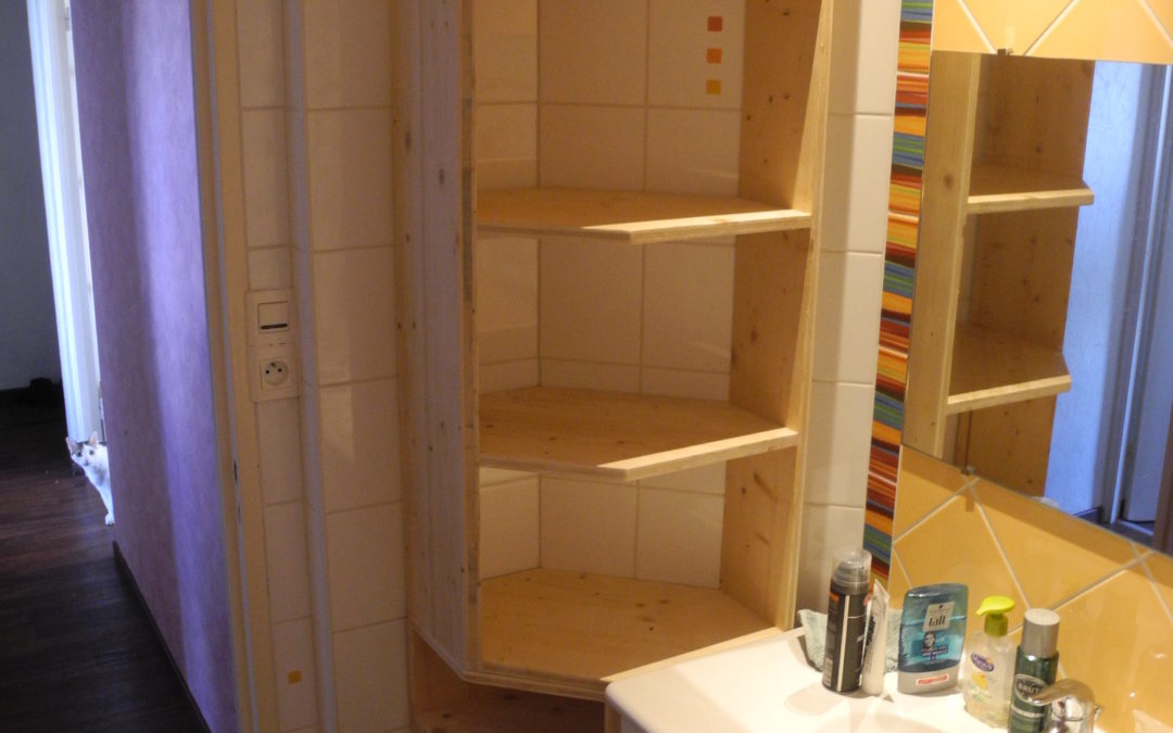 Une étagère de salle de bain sur-mesure